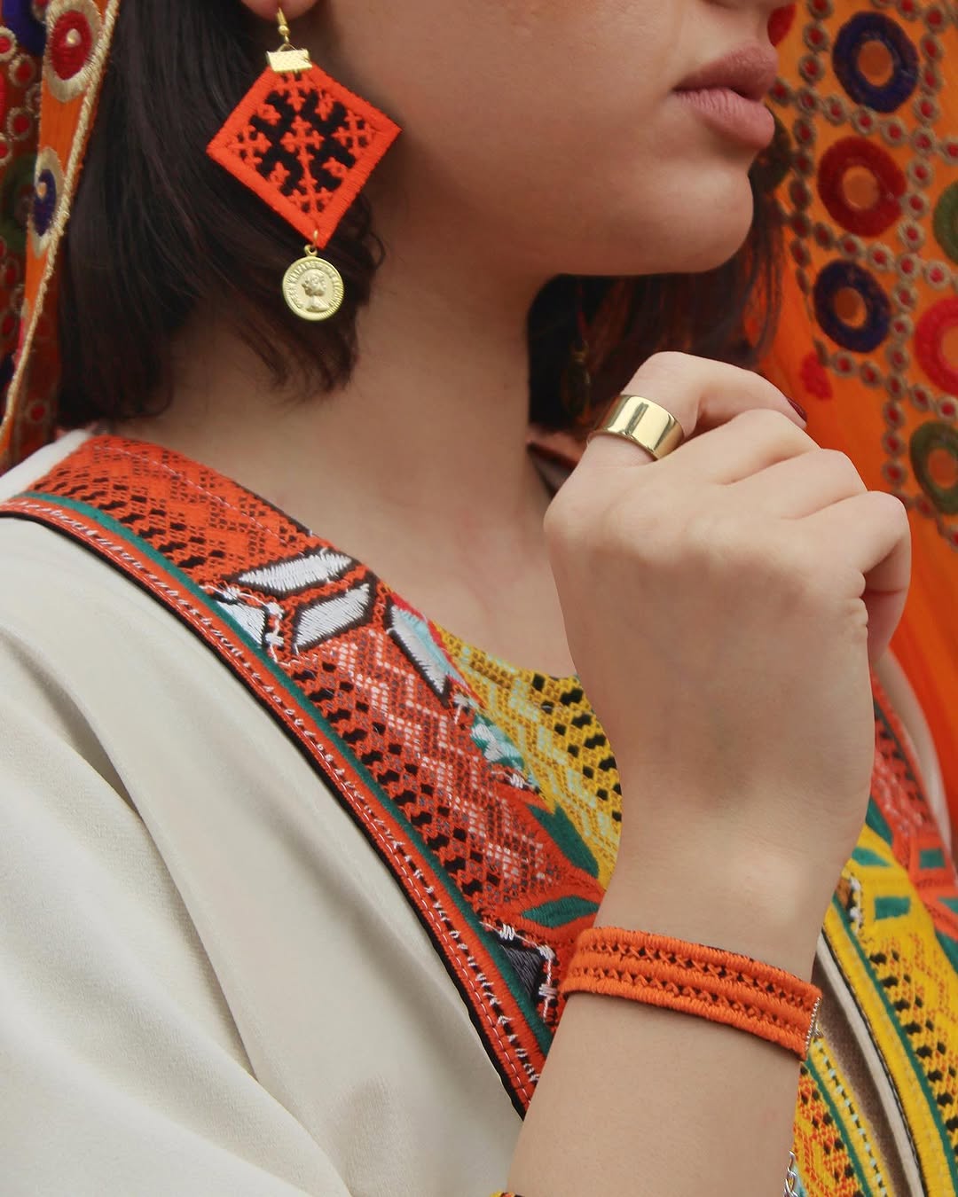 اکسسوری سوزندوزی دستساز مدل " شعله "